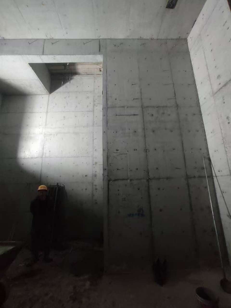 通城墙上开槽钢筋断了有影响吗